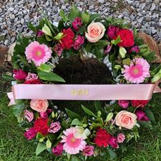 Loose open wreath with sash